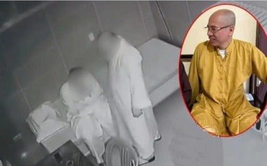 VY, сотрудник бара, пережил драматический момент секса с клиентами.