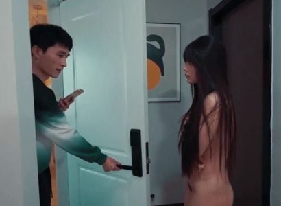Молодые люди занимаются сексом с красивой девушкой в лифте